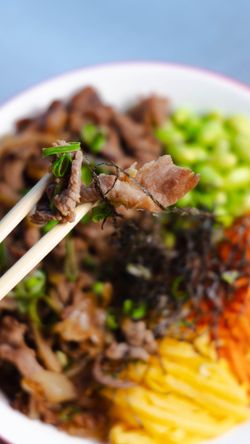Plat japonais avec viande, algues, avocat et légumes colorés, typique du restaurant asiatique RollRoll Palaiseau.
