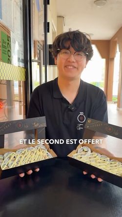 Sushi présentés dans des boîtes avec une offre de deux portions, le second étant gratuit.
