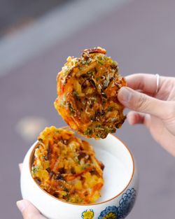 Délicieuse tempura aux légumes servie dans un bol élégant, parfaite pour un repas léger.