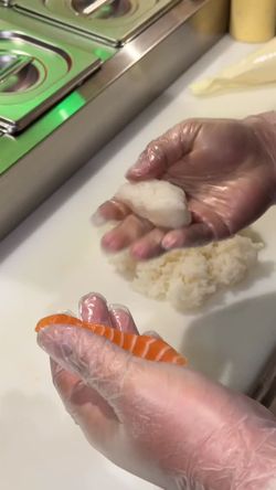 Préparation de sushi avec du saumon et du riz. Restaurant halal ROLLROLL Corbeil-Essonnes spécialisé en cuisine japonaise.