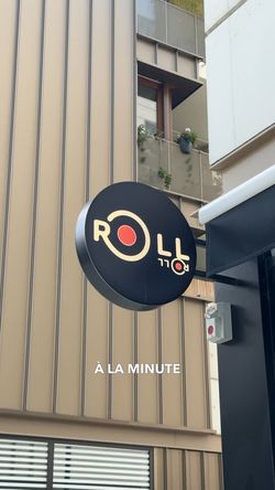 Enseigne du restaurant ROLLROLL Sèvres, spécialisé dans la cuisine japonaise et les sushis.