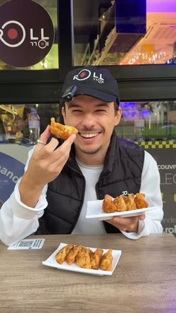 Dégustation de gyozas croustillants dans le restaurant japonais ROLLROLL à Corbeil-Essonnes.