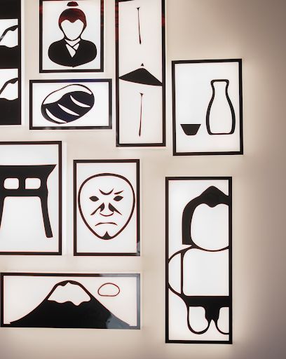 Décoration murale en noir et blanc illustrant des symboles japonais typiques dans le restaurant halal Rollroll.