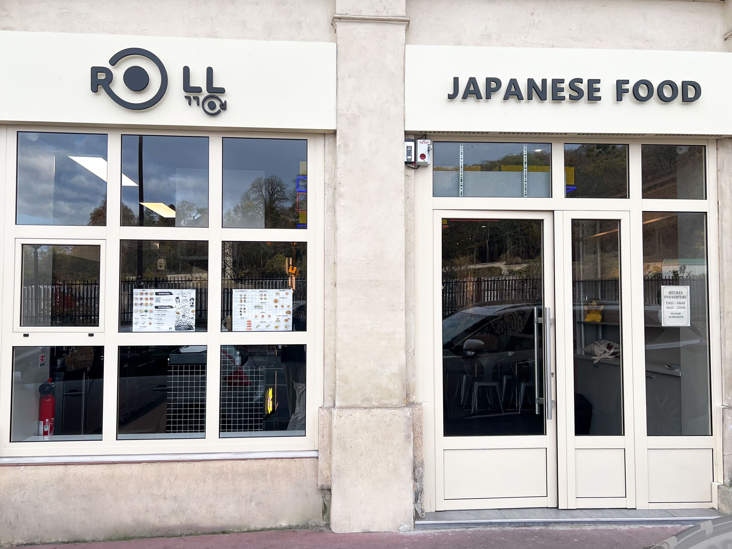 ROLLROLL Sèvres, restaurant japonais offrant sushi, maki et california rolls, avec options à emporter et livraison.
