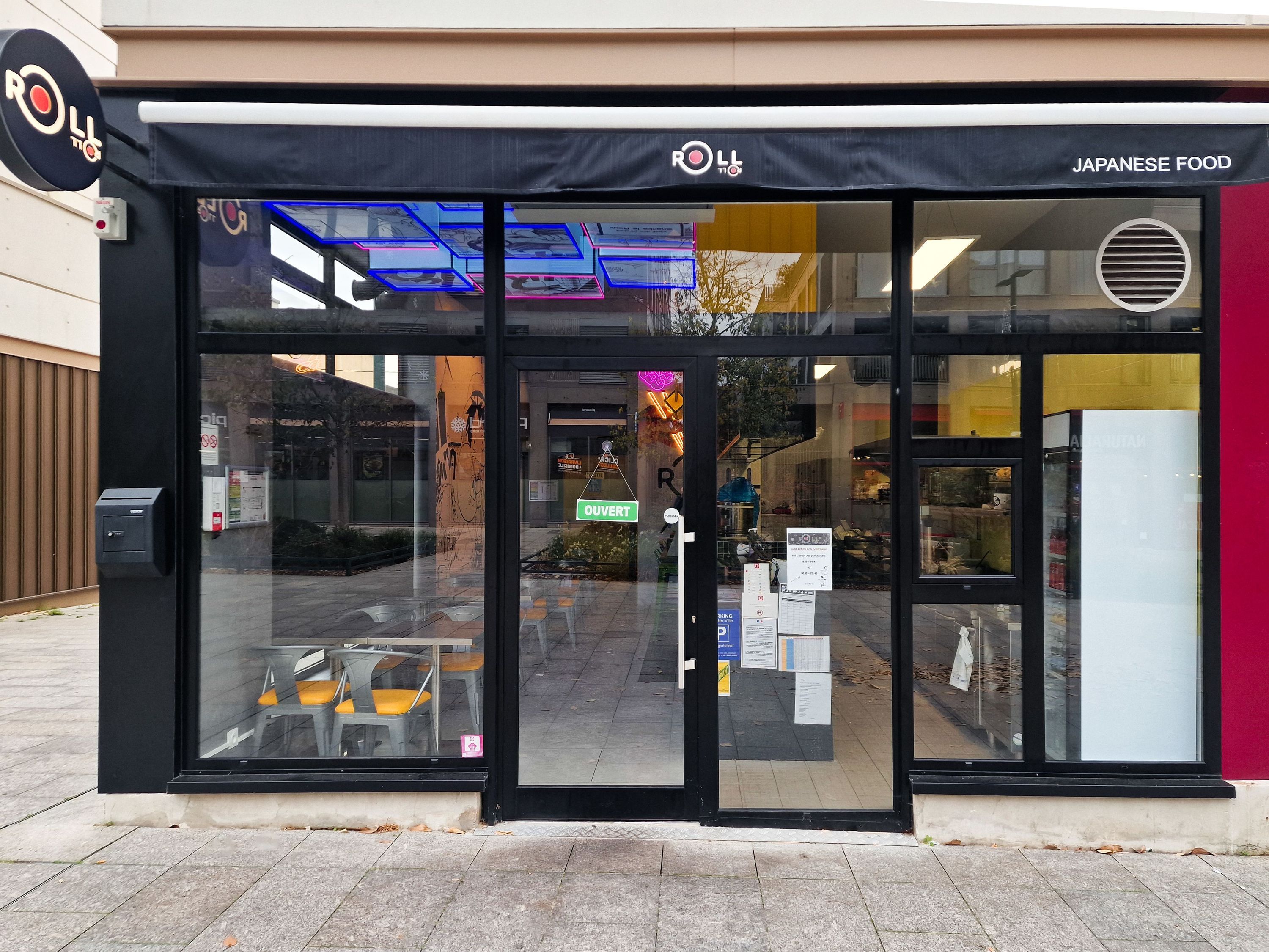 Restaurant japonais ROLLROLL à Gennevilliers, offrant des sushis et California rolls en service à emporter.
