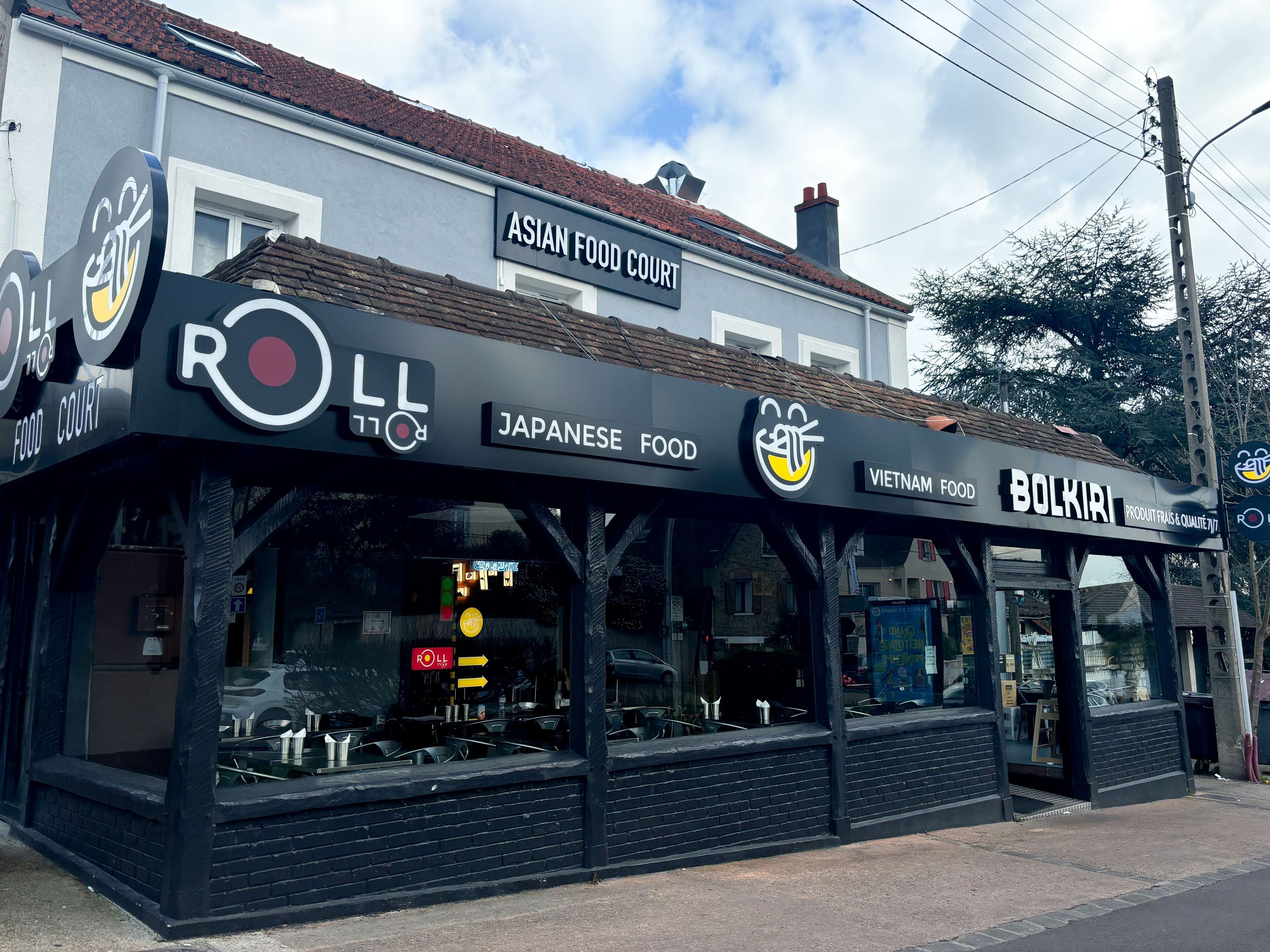 ROLLROLL propose une variété de plats japonais, y compris des sushis et des rolls California.