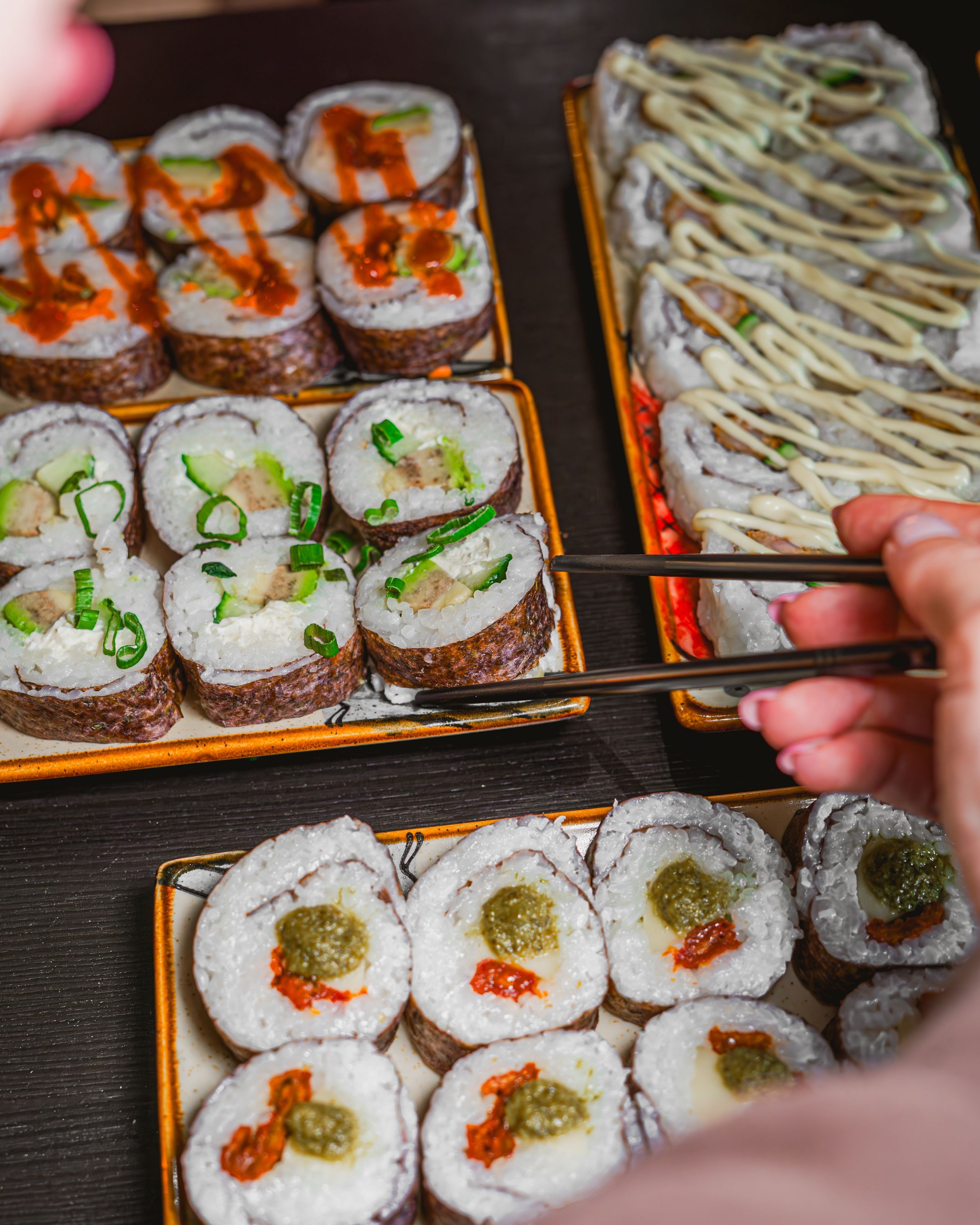 Assortiment de sushis et makis, proposant une variété de garnitures, servi dans un restaurant japonais.