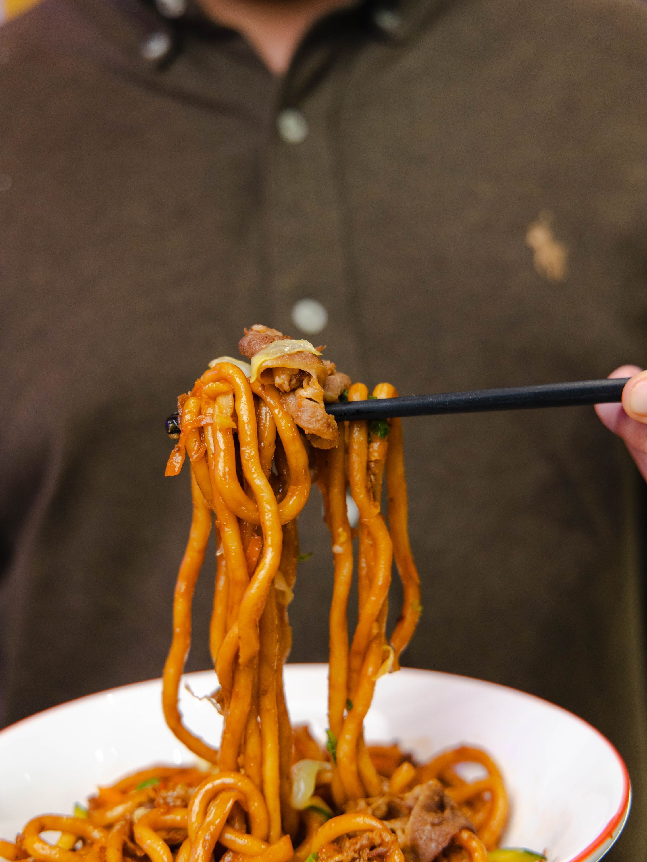 Des nouilles sautées avec viande, servies dans un bol. Plat de nouilles typique d'un restaurant asiatique.
