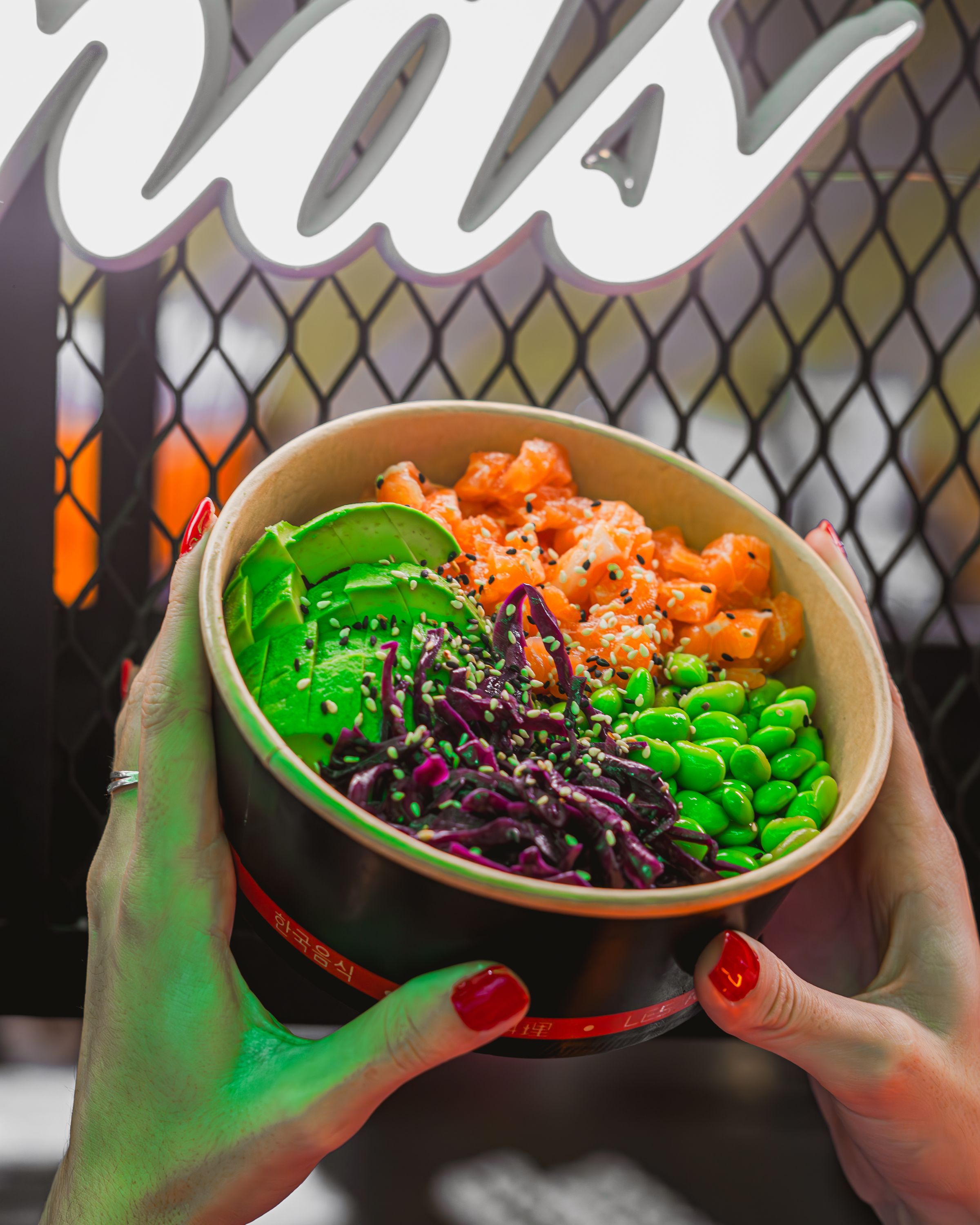Bol coloré avec avocat, saumon, edamame et légumes, proposé par ROLLROLL Gennevilliers, restaurant japonais.