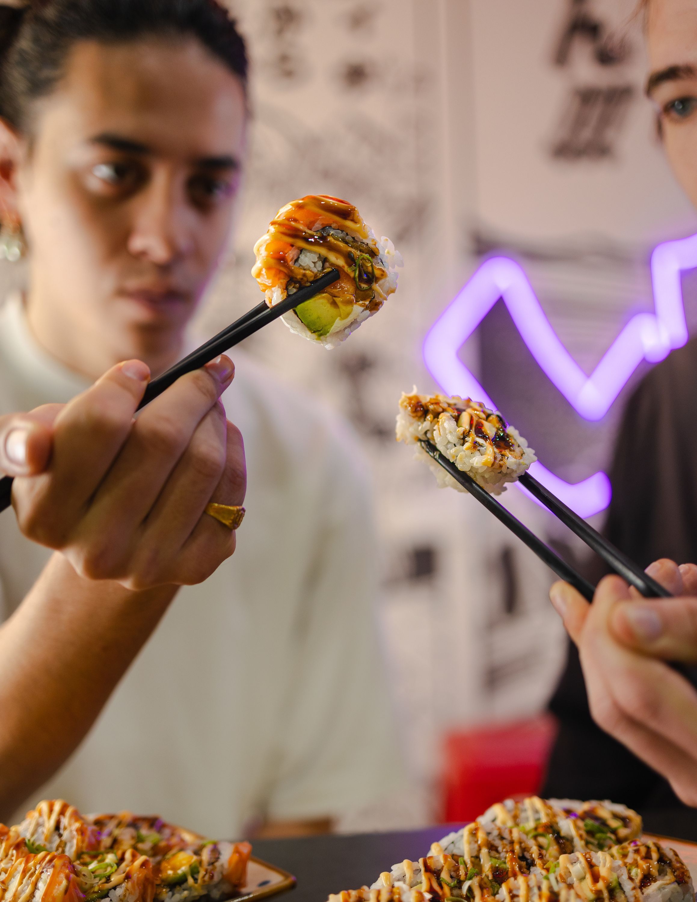 Sushis japonais variés dans un restaurant halal, servis avec des baguettes.