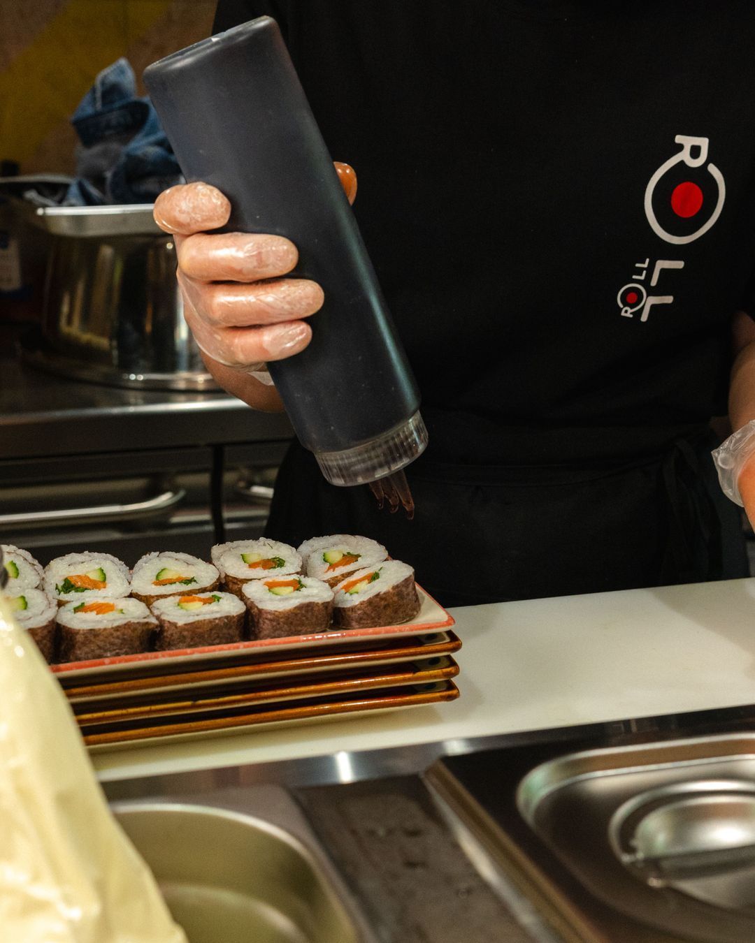 Préparation de sushis avec des makis et une sauce, dans un restaurant japonais.