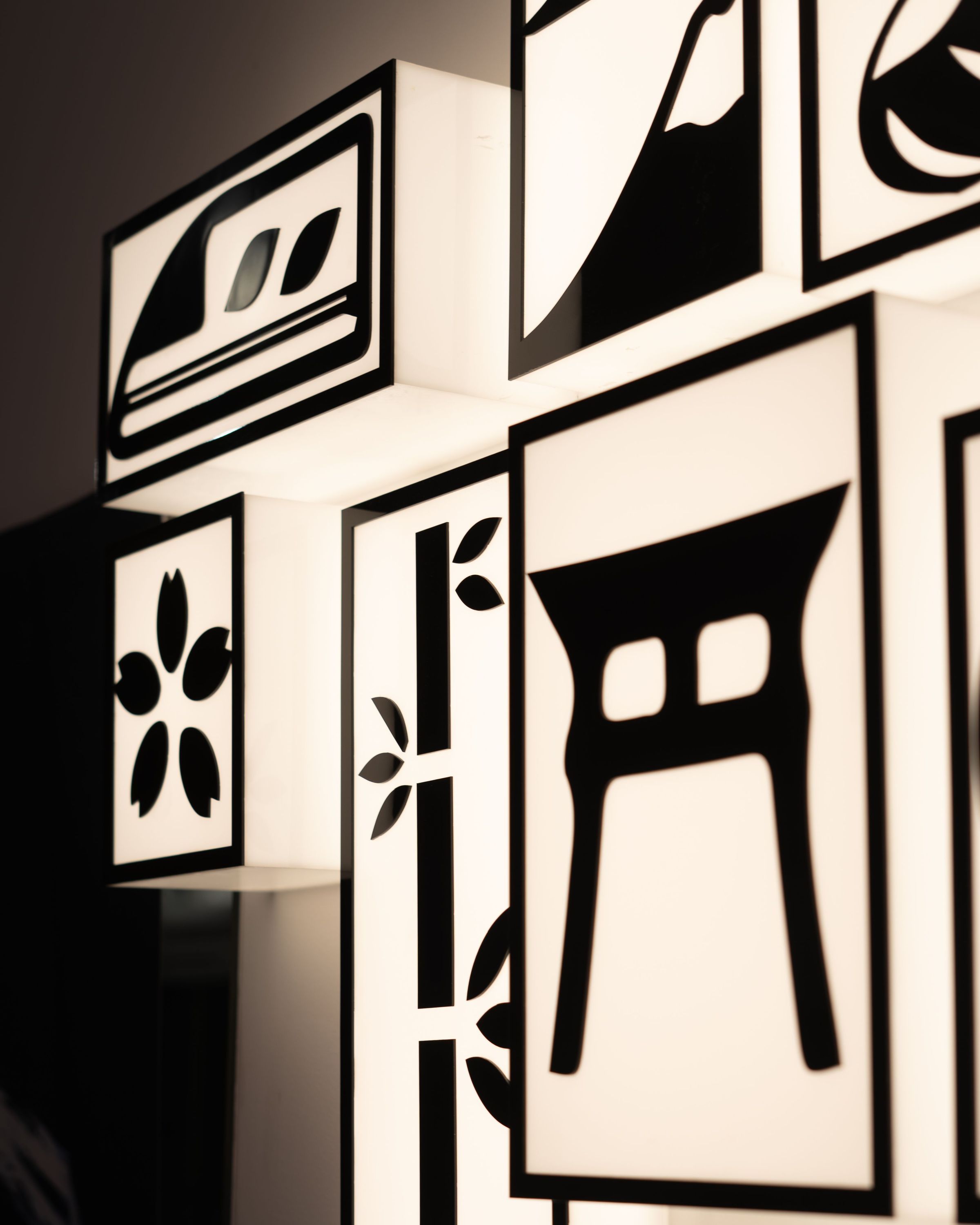 Éclairage intérieur décoratif avec motifs japonais en noir et blanc, ambiance sobre du restaurant ROLLROLL Palaiseau.