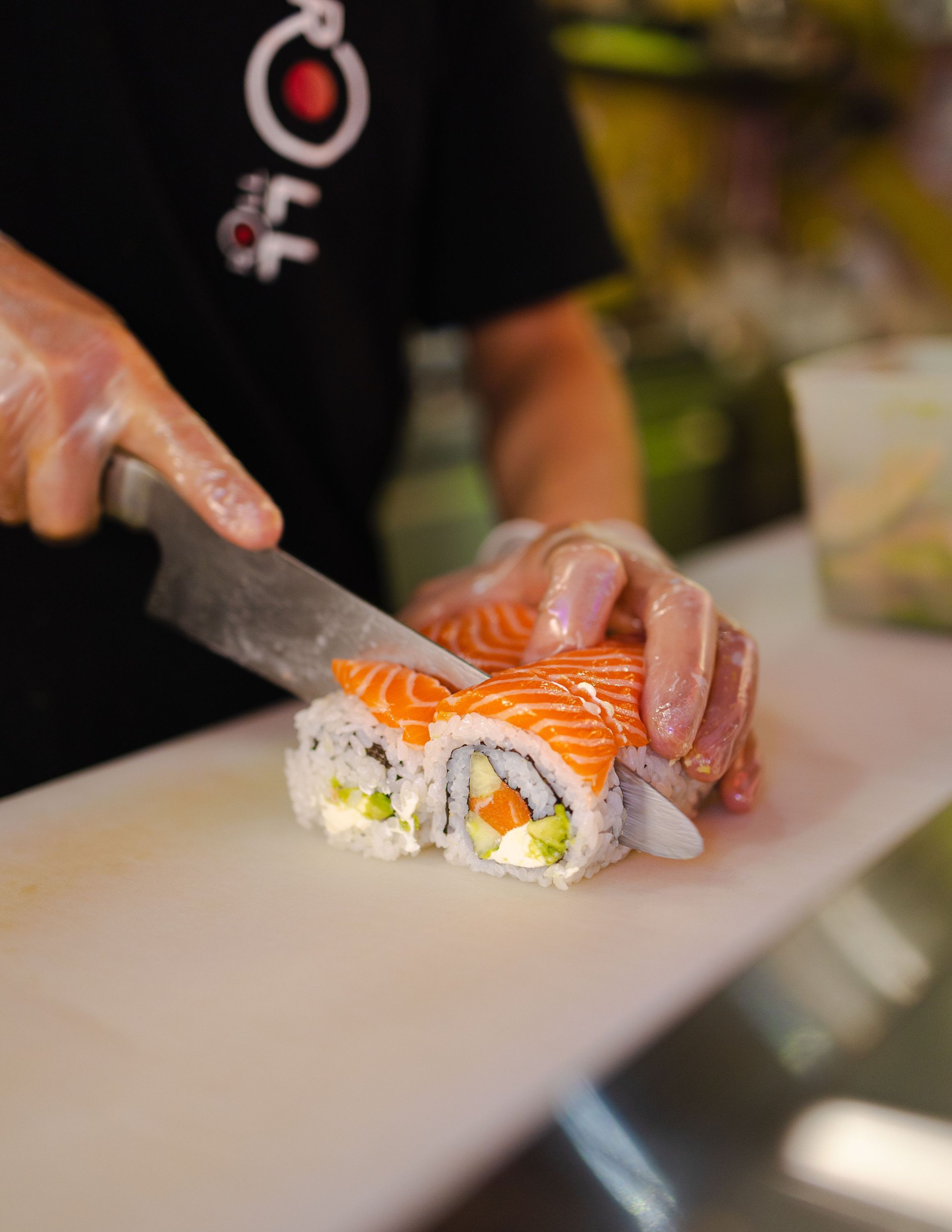 Sushi saumon frais préparé dans un restaurant japonais halal avec livraison à domicile et à emporter
